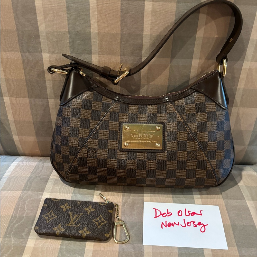 Authentic preowned Louis Vuitton Thames shoulder bag and cles